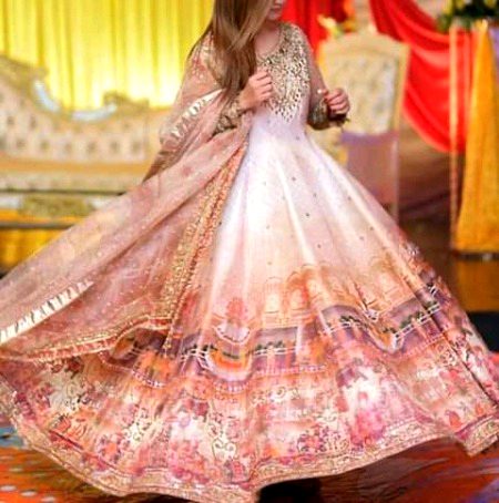 - میرےاجداد عشق والے تھے میں محبت میں خاندانی ہوں 
-  میرے کانوں میں آذاں کے بعد وفا پھونکی گئ ہ