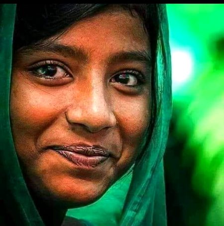 Kitne khamosh muskurahat thi..!
Shor bs ankh ki nami men tha...!