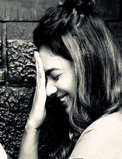 بہت مضبوط ہوں میں جہاں مر جانا
چاہیے وہاں مسکرا دیتی ہوں🖤