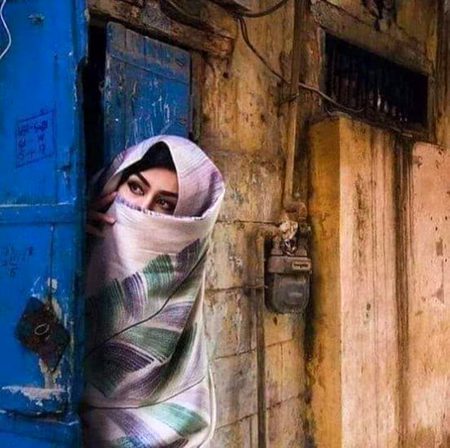 تم گلی سے گزرنے کا ایک وقت مقرر کر لو
دروازے پر کھڑے کھڑے میرے پاوں تھکنے لگتے ہیں