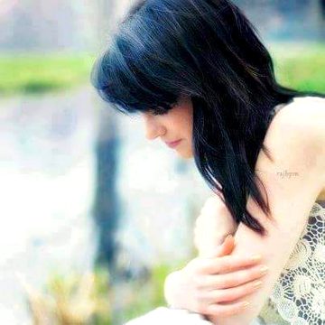 اعتراف ہے کہ میں بولتی بہت ہوں 
ہاں مگر بات نہیں کرتی میں!