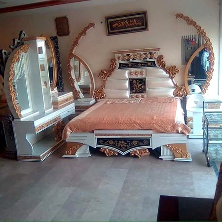 آج میں فرنیچر کی دوکان سے گزرا ڈبل بیڈ دیکھ کر آنکھوں میں آنسو آگئے😭😭😭😭