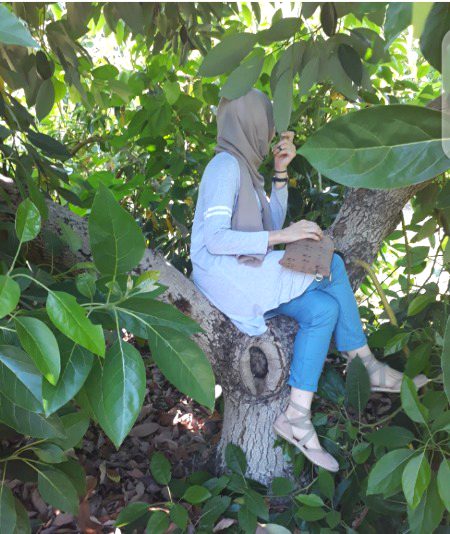 ﻣﯿﮟ ﻧﮯ ﺍﺱ ﮐﻮ ﺍﺗﻨﺎ ﺩﯾﮑﮭﺎ
ﺟﺘﻨﺎ ﺩﯾﮑﮭﺎ ﺟﺎ ﺳﮑﺘﺎ ﺗﮭﺎ
ﻟﯿﮑﻦ ﭘﮭﺮ ﺑﮭﯽ ﺩﻭ ﺁﻧﮑﮭﻮﮞ ﺳﮯ
ﮐﺘﻨﺎ ﺩﯾﮑﮭﺎ ﺟﺎ ﺳﮑﺘﺎ ﺗﮭﺎ.