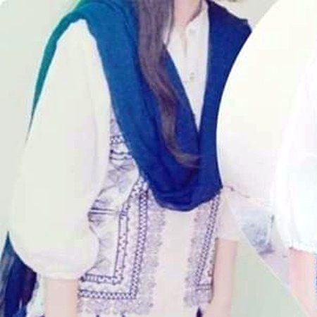 ہم انمول تو نہیں
مگر بارش کے ان قطروں کی طرح خاص ضرور ہیں
جو اک بار ہاتھ سے گر جائیں پھر کبھی ملا نہیں کرتے