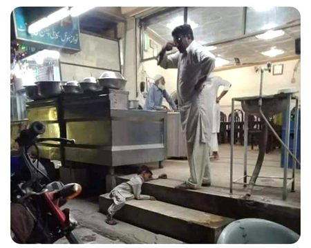 کبھی یہ شرمندگی ہے دل میں
کہ اتنی فکر_معاش کیوں ہے
نہ فکر کوئی نہ جستجو ہے
نہ خواب کوئی نہ آرزو ہے
یہ شخص تو کب کا مر چکا ہے تو بے_کفن پھر یہ لاش کیوں ہے😢😥😥