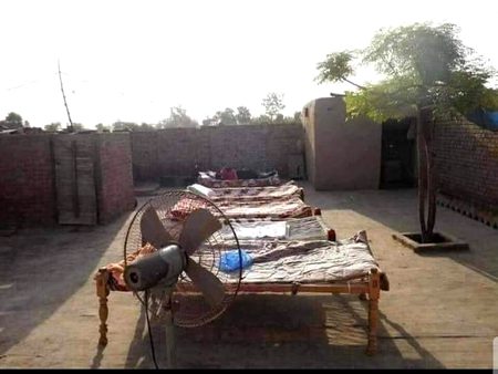 کسی دور میں یہ ہوتا تھا میٹھی میٹھی لڑائی کا سبب۔

 بھائی بھائی سے ، بہن بہن سے پنکھے کے آگے والی چارپائی کے لیے لڑتے تھے لیکن ایک قدر سب گھروں میں مشترکہ ہوتی تھی کہ سب سے آخر والی چارپائی ہمیشہ ماں کی ہی ہوتی تھی کیونکہ ماں کو ہوا اچھی نہیں لگتی تھی اور اسے پنکھے کی آواز میں نیند نہیں آتی تھی۔ حالانکہ ماں سمیت سب ہی جانتے تھے یہ محض ایک بہانہ ھے۔۔

پھر دور بدل گیا ہے اب چارپائیوں پر نہیں کمروں پر لڑائیاں ہوتی ہیں اور پھر مکانوں اور جائیدادوں پر اور وہاں تک پنچ جاتے ہیں جہاں سے واپسی ممکن نہیں ہوتی اور وہی ماں جو سب کو اکٹھا رکھنے کی خاطر آخر والی چارپائی پر سوتی تھی اب بے بس کبھی ادھر کبھی اُدھر ٹکڑوں میں بانٹ دی جاتی ھے۔