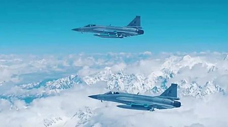 میں اگر آپ کو اپنے ساتھ فلائٹ پر لے جاؤں اور کسى خرابى کى وجہ سے Ejection کرنا پڑ جائے تو پہلے آپ خود کو بچائیں گے یا اپنے ساتهى کو ..

نوٹ : طیاره JF 17   تهنڈر هے.