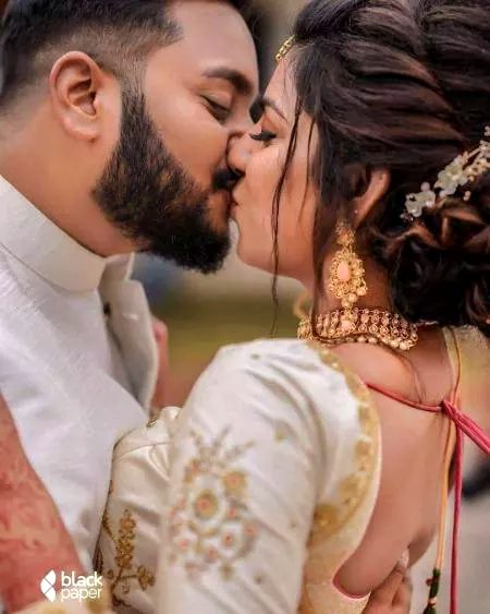 چونک اٹھا ہوں😉😉 ترے لمس کے احساس کے ساتھ💋💋 آ گیا ہوں کسی صحرا میں✌ نئی پیاس کے
ساتھ😌😌