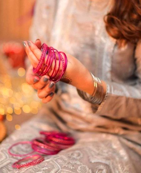 تیری چوڑیوں کی قسم 

زندگی دائروں کے سوا کچھ نہیں ہے۔❤️🥀