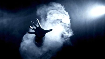 دھڑکنیں دل کی جو سنتا تھا 
آج سنتا ہی نہیں سسکیاں میری😭😭