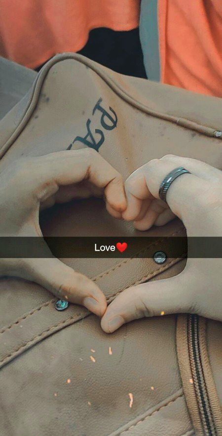 - Muhabbat Karne Wala Kabhii Chahnaa Nahii Choortaa Kabhii Parwaah Karnaa Nhii Chortaa Agr Woh Badalta Bhii Hx Toh Bus Itnaa" 😐_- K Aap Se Apne HaQ K Liiye Larna Choor Detaa Hx 🙃🖤