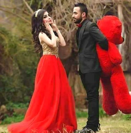 سسکتی رُت کو،،مہکتا گلاب کر دوں گی
میں اس بہار میں،،،،، سب کا حساب کر دوں گی
میں انتظار میں ہوں تُو کوئی سوال تو کر 
یقین رکھ،،،، میں تجھے لا جواب کر دوں گی
ہزار پردوں میں،،،
 خود کو چھپا کے بیٹھ مگر 
تجھے کبھی نہ کبھی،،، بے نقاب کر دوں گی
مجھے بھروسہ ہے،اپنے لہو کے قطروں پر 
میں نیزے نیزے کو، شاخِ گلاب کر دوں گی
مجھے یقین کہ،،،،،، محفل کی روشنی ہوں میں 
اسے یہ خوف کہ،، محفل خراب کر دوں گی
مجھے گلاس کے اندر ہی قید رکھ،،،، ورنہ 
میں سارے شہر کا پانی،، شراب کر دوں گی
اور مہاجنوں سے کہو،،، تھوڑا انتظار کریں 
شراب خانے سے آ کر،، حساب کر دوں گی