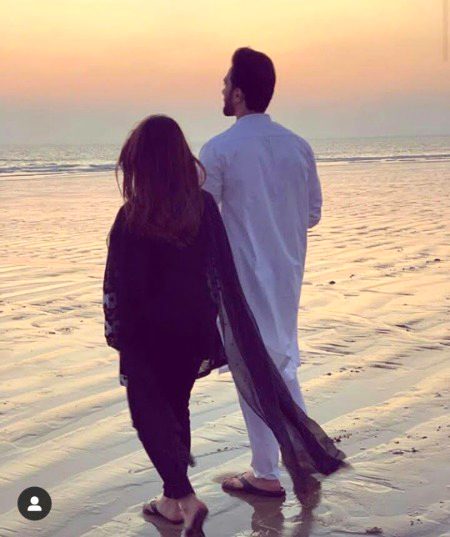 Hawa ka ek suhana jhonkha hai,
Kabhi nazuk toh kabhi tufaano sa.
Shakal dekh kar jo nazrein jhuka le,
Kabhi apna toh kabhi begaano sa.
Zindgi ka ek aisa humsafar,
Jo samandar hai, par dil ko pyaas nahi.
Koi tumse pooche kaun hoon main,
Tum keh dena koi khaas nahi.m5