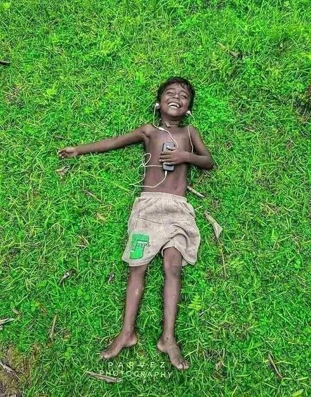 ﺗﯿﺮﯼ ﮐﺎﻝ ﺁﺋﯿﮕﯽ
ﮨﻢ ﺩﯾﻮﺍﻧﮯ ﺑﮭﯽ ﻣﺴﮑﺮﺍﺋﯿﮟ ﮔﮯ ﻗﮩﻘﮯ ﻟﮕﺎﺋﯿﮟ ﮔﮯ