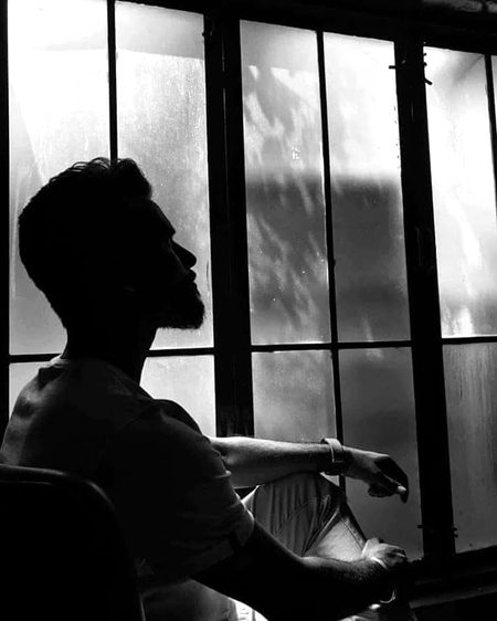 کہیں جمال پزیری کی حد نہیں رکھتا
میں بڑھ رھا ہوں تسلسل سے قد نہیں رکھتا
یہ قبل و بعد  کے اس پار کی حکایت ہے
میرا وجود ازل اور ابد نہیں رکھتا