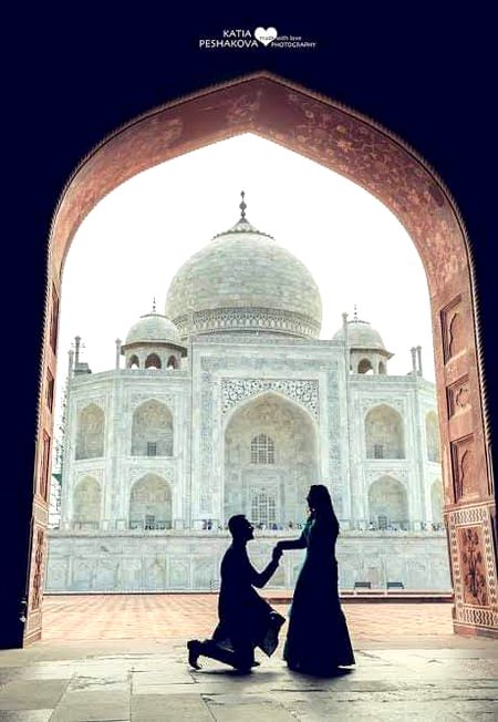 کبھی یوں بھی آ میرے روبرو۔
کہ تجھے پاس پا کے رو پڑوں۔۔۔