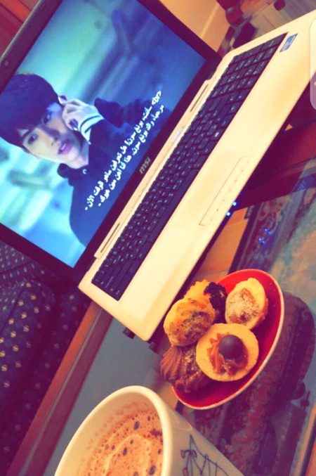 Sunte Huye Uski Meethi Baaton Ko,
Main Uski Banayi Huyi Pheeki Chai Pee Gaya