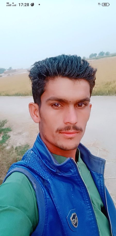 وہ ایسا تو نہیں تھا کہ مجھے یکسر بھلا ڈالے
ناجانے اس پہ کیا گزری پلٹ کے ہی نہیں آیا
Mein tumhein nhi bhool sakta