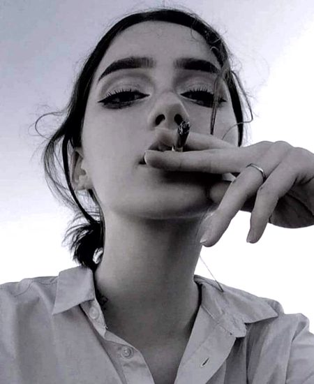 تیری شرطوں پہ ہی کرنا ہے اگر تجھکو قبول 
یہ سہولت تو مجھے سارا جہاں دیتا ہے_____🖤🌸