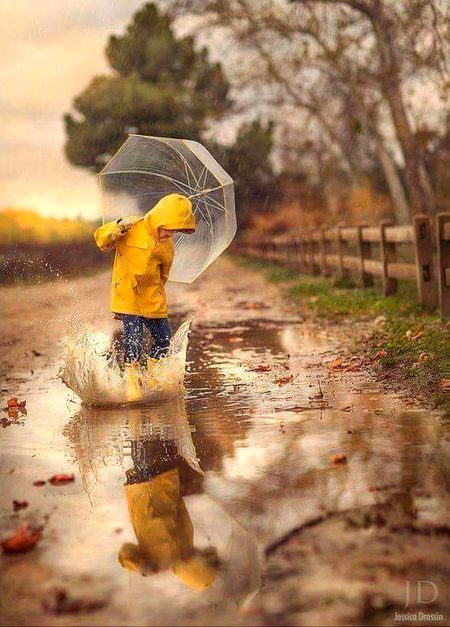 یادوں کی شال اوڑھے آوارہ گردیاں
کاٹی ہیں ہم نے یوں بھی دسمبر کی سردیاں.🍁🍁