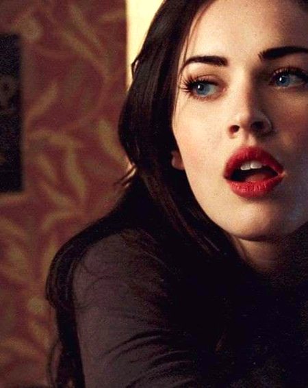 کیوں پرکھتے ہو سوالوں کو جوابوں سے
ہونٹ اچھے ہوں تو سمجھو کہ سوال اچھا ہے
💋💞