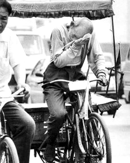 ﻣﯿﺮﯼ ﮨَﻤﺪﻡ ﮐﻮ ﺷﮑﻮﮦ ﮨﮯ ﮐﮧ ﻣﯿﮟ ﮐُﭽﮫ ﺑﮭﯽ ﻧﮩﯿﮟ ﮐﺮﺗﺎ
ﻣِﯿﺮﮮ ﺑﭽّﮯ ﺳﻤﺠﮭﺘﮯ ﮨﯿﮟ ﮐﮧ ﻗﺴﻤﺖ ﻣﯿﮟ ﺑﻨﺎﺗﺎ ﮨُﻮﮞ