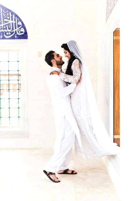 تمہارا نام پڑھ لوں😊
تو آنکھیں مسکراتی ہیں 😍....👑💕