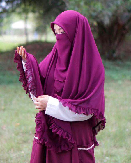 *مہکتا ہوا گلاب اچھا لگتا ہے۔ مسلم بچیوں کے سر پر حجاب اچھا لگتا ہے۔*
ﺟﺐ ﻋﻮﺭﺕ ﮐﺴﯽ ﻧﺎﻣﺤﺮﻡ ﮐﯽ
ﻣﺤﺒﺖ ﻣﯿﮟ ﺍﻟﺠﮫ ﺟﺎﺗﯽ ﮨﮯ ﺗﻮ ﻭﮦ
اپنا مقام کھو دیتی ﮨﮯ
ﺟﻮ ﻣﺤﺒﺘﯿﮟ ﺍﻟﻠﮧ ﮐﯽ ﺣﺪﻭﺩ ﺗﻮﮌ ﮐﺮ
ﮐﯽ ﺟﺎﺗﯽ ﮨﯿﮟ ﻭﮦ ﻣﺤﺒﺘﯿﮟ ﻧﮩﯿﮟ ﮨﯿﮟ
ﻧﻔﺴﺎﻧﯽ ﺧﻮﺍﮨﺸﺎﺕ ﮐﯽ ﺗﺴﮑﯿﻦ ﺍﻭﺭ
ﮨﻮﺱ ﮨﮯ ۔
ﻋﻮﺭﺕ ﺑﮍﯼ ﻗﯿﻤﺘﯽ ﺷﮯ ﮨﮯ ﯾﮧ
ﮐﻮﺋﯽ وقت ﮔﺰﺍﺭﯼ ﮐﺎ ﮐﮭﻠﻮﻧﺎ
ﻧﮩﯿﮟ ﮨﮯ ﺟﻮ ﻣﺮﺩﻭﮞ ﮐﺎ ﺩﻝ ﺑﮩﻼﺗﯽ
ﺭﮨﮯ۔
ﺟﺐ ﻋﻮﺭﺕ ﺧﻮﺩ ﮐﻮ ﺧﻮﺩ ﭘﯿﺶ
ﮐﺮﺩﮮ ﺗﻮ ﻭﮦ ﻋﻮﺭﺕ ﻧﮩﯿﮟ ﺭﮨﺘﯽ
ﮨﮯ۔
ﻋﻮﺭﺕ ﮐﺎ ﻧﺎﻡ ﮨﯽ ﺣﯿﺎء ﮨﮯ ﺟﺐ
ﺣﯿﺎء ﮨﯽ ﭼﮭﻮﮌ ﺩﯾﮟ ﺗﻮ ﺑﺎﻗﯽ ﺑﭽﺎ
ﮐﯿﺎ۔؟
ﺍﻟﻠﮧ ﻧﮯ ﺗﻮ ﻋﻮﺭﺕ ﮐﻮ ﺑﮩﺖ ﺍﻭﻧﭽﺎ
ﮐﯿﺎ ﻣﮕﺮ ﺁﺝ ﮐﯽ ﻋﻮﺭﺕ ﻧﮯ ﺧﻮﺩ ﮐﻮ
ﺧﻮﺩ ﻧﯿﭽﺎ ﮐﺮﺩﯾا

حدیں جو تم کو قید لگتی ہیں
اے بنت حوا یہ تمہاری محافظ ہیں