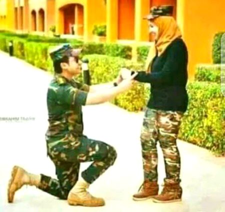 Kehte hain:
Khuda ne iss jahaan mein
Sabhi ke liye kisi na kisi ko hai banaaya
har kisi ke liye
Tera milna hai uss rab ka ishaara.m5