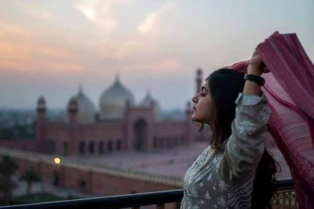 کپڑے سکھانے اُس نے گنتی کے چار تھے 
سو بار وہ چھت پے آئی اور میں سمجھ نہ سکا