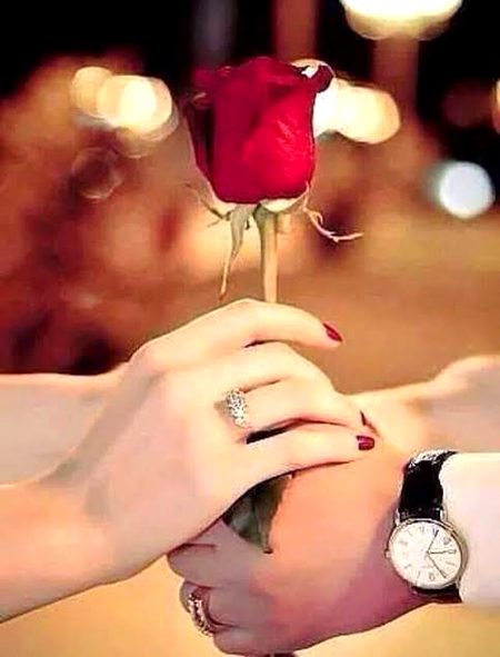 کب کون کس کا ہوتا ہے
سب جھوٹے رشتے ناتے ہیں
سب دل رکھنے کی با تیں ہیں
سب اصل روپ چھپاتے ہیں
اخلاق سے خالی لوگ یہاں
لفظوں کے تیر چلاتے ہیں
پھر ساری عمر رلاتے ہیں 
🔥🔥🔥🔥