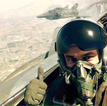 مظبوط پاک فضائیہ 

بانی پاکستان قائد اعظم محمد علی جناح  کے خواب کی تعبیر

پاکستان کے بانی  قائد اعظم محمد علی جناح  نے تیرہ اپریل 1948 کو رائل پاکستان ایئرفورس رسالپور کا دورہ کیا تو اس موقع پر کہا تھا: 

پاکستان کو جتنا جلدی ہو سکے اپنی ایئرفورس کو قائم کرنا چاہیے"

انھوں نے مزید کہا کہ 
"یہ فضائیہ بہت ہی مستعد اور دنیا کی بہترین فضائیہ ہونی چاہیے اور اسے پاکستان کے دفاع میں بری اور بحری کے ساتھ اہم مقام پر کھڑا ہونا چاہیے۔"

 اپنے قائد کی ہدایت کے بعد پاک فضائیہ ایک مظبوط فضائی فورس بن کر ابھری

پاک فضائیہ نے اپنے کم ترین وسائل کے باوجود مختصر وقت میں جو کامیابیاں سمیٹی ہیں بہت کم کسی ادارے کے حصے میں آتی ہیں جس کی دلیل اس ادارے کا جنگی تاریخی ریکارڈ ہے.