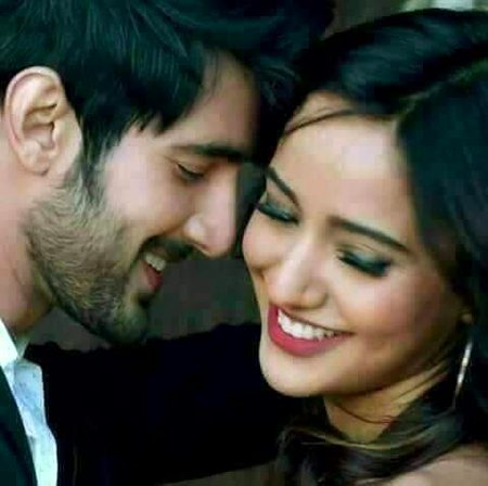 سنا ھے جب وہ بات کرتے ھیں تو منہ سے پھول جھڑتے ھیں
اگر ایسی بات ھے___ تو چلو بات کر کے دیکھتے ھیں