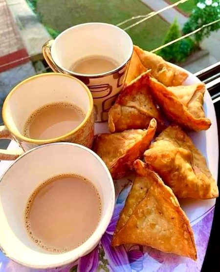 بڑے پیار سے اس نے پوچھا 
کچھ اور چاہیے۔۔۔۔
لاڈ سے میں نے کہا چائے کے ساتھ
.سموسہ لے آئیے۔۔۔☕