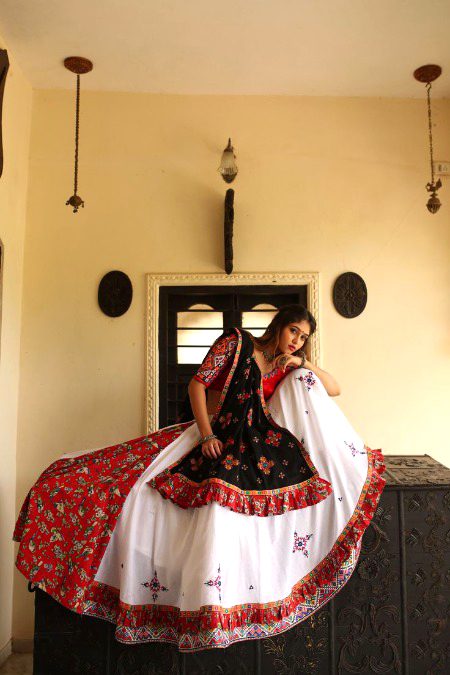 حالِ دل میں سخن وری کیسی؟ 
تُم پہ مرتے ہیں بات سادہ ہے.