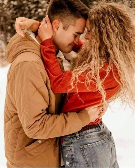 گرم "بانہوں" کی شال ہی دے دو🙈😍
یخ بختہ"ہوائیں" ہیں "دسمبر" کی🌬️😘