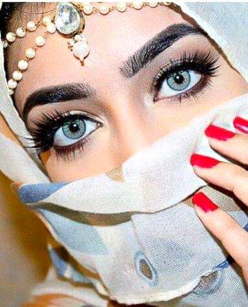 کھلتے ہوئے گلاب اچھے لگتے ہیں
شہزادیوں کے چہرے پر حجاب اچھے لگتے ہیں