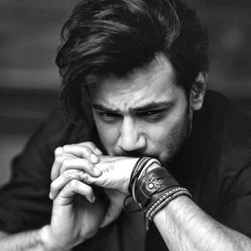 جس نے پوچھا ہم سے بچھڑے یار کا
اس کو سینے سے لگا کر رو پڑے 🖤