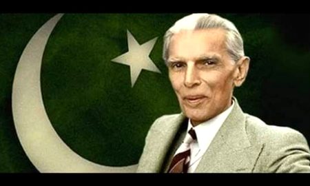 بانی پاکستان قائداعظم محمد علی جناح جب لندن یونیورسٹی میں تعلیم حاصل کر رہے تھے تو ایک انگریز پروفیسر ’پیٹرز ان سے شدید نفرت کرتے تھے‘ ایک دن پروفیسر ڈائننگ روم میں لنچ کر رہے تھے تو محمد علی جناح بھی اپنی ٹرے لے کر اسی ٹیبل پر بیٹھ گئے۔
پروفیسر کو اچھا نہ لگا اور اس نے محمد علی جنا ح کو کہا ’’کیا آپ کو نہیں پتہ کہ ایک پرندہ اور سور ساتھ بیٹھ کر نہیں کھا سکتے؟‘‘
جناح نے پراطمینان لہجے میں جواب دیا کہ آپ پریشان نہ ہوں” میں اُڑ کر کسی دوسرے ٹیبل پر چلا جاؤں گا‘‘جناح کے اس جواب پرپروفیسر کوبہت غصہ آیا
اور اس نے انتقام کا فیصلہ کر لیا‘اگلے ہی دن پروفیسر نے جناح سے سوال کیا کہ اگر تم کو راستے میں دو بیگ ملیں اور ایک میں دولت اور دوسرے میں دانائی ہو تو تم کس کو اٹھاؤ گے؟
جناح نے بغیر کسی ہچکچاہٹ کے جواب دیا کہ ’’دولت‘‘۔ جناح کے اس جواب پر پرو