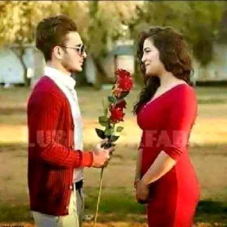 Khud py he khilta hon khud me he band hon
Kuch aisa he khud pasand main hon