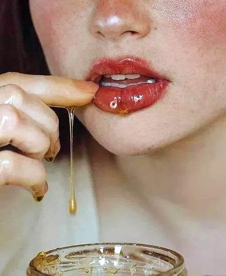 دم ِ گفتار تیرے ھونٹ سے💋💋 رستی ھوئی بات😌😌 جیسے یاقوت کی سل چیر کے جھرنا پھوٹے -😘😘