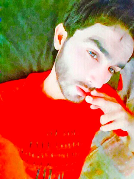 ساری دنیا تیری ہی طلبگار سہی.
مگر کچھ حسن والے ہمارا بھی احترام کرتے ہیں❤