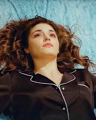 یہ ضروری تو نہیں سورج سوا نیزے پہ ہی آۓ
دوست 
کسی اپنے کے بدلنے سے بھی قیامت آ جاتی ہے