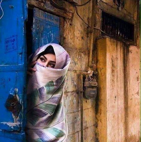 تیرے لہجے نے کھول دی آنکھیں
میں تو اندھا____ یقین کرتا تھا