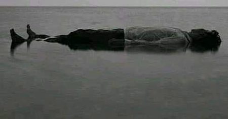 اعلان کچھ یوں ہو گـــا میرا مسجد میں
حضرات مرا ہوا شخص آج انتقال کر گیـا...