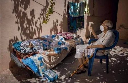 ﮨﻢ ﮨﯿﮟ ﺳﻮﮐﮭﮯ ﮨﻮﺋﮯ ﺗﺎﻻﺏ ﭘﮧ ﺑﯿﭩﮭﮯ ﮨﻮﺋﮯ ﮨﻨﺲ
ﺟﻮ ﺗﻌﻠﻖ ﮐﻮ ﻧﺒﮭﺎﺗﮯ ﮨﻮﺋﮯ ﻣﺮ ﺟﺎﺗﮯ ﮨﯿﮟ