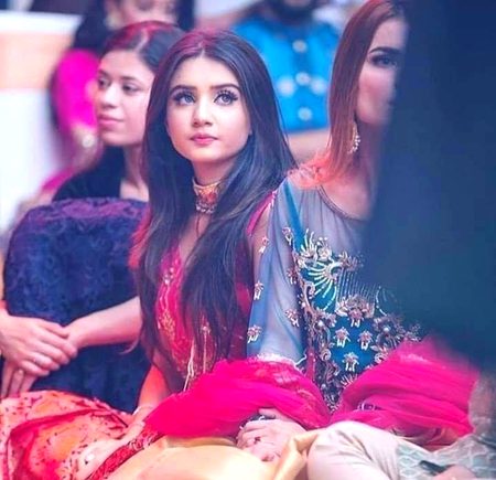 دانتوں تلے یہ ہونٹ دبایا نہیں فقط
رکھی ہوئی ہے آپ نے تلوار پھول پر