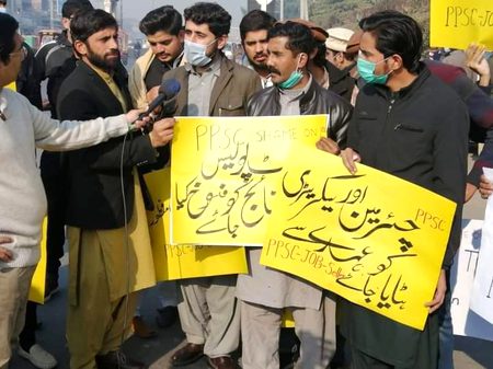 پنجاب بھر میں ppsc  کے حوالے سے  امیدواران کا احتجاج ۔ شرکاء کا اس موقع پر کہنا تھا کہ مبینہ میرٹ کشی اور پیپر لیک ھو رھے ہیں۔
Ku krty han ya sb asa??😒