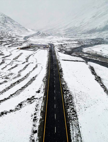 جلخاد، ناران ویلی میں سردی کی پہلی برفباری۔۔❄🚙
First spell of snow in Jalkhad, Naran Babusar Road, Yesterday 💕🌬️☃️