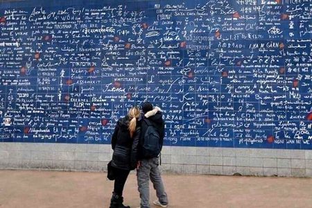 اس دیوار پہ  250 زبانوں میں ایک ہی جملہ لکھا ہے اب اردو والے اردو کا جملہ ڈھونڈ کر بتائیں کیا لکھا ہے؟